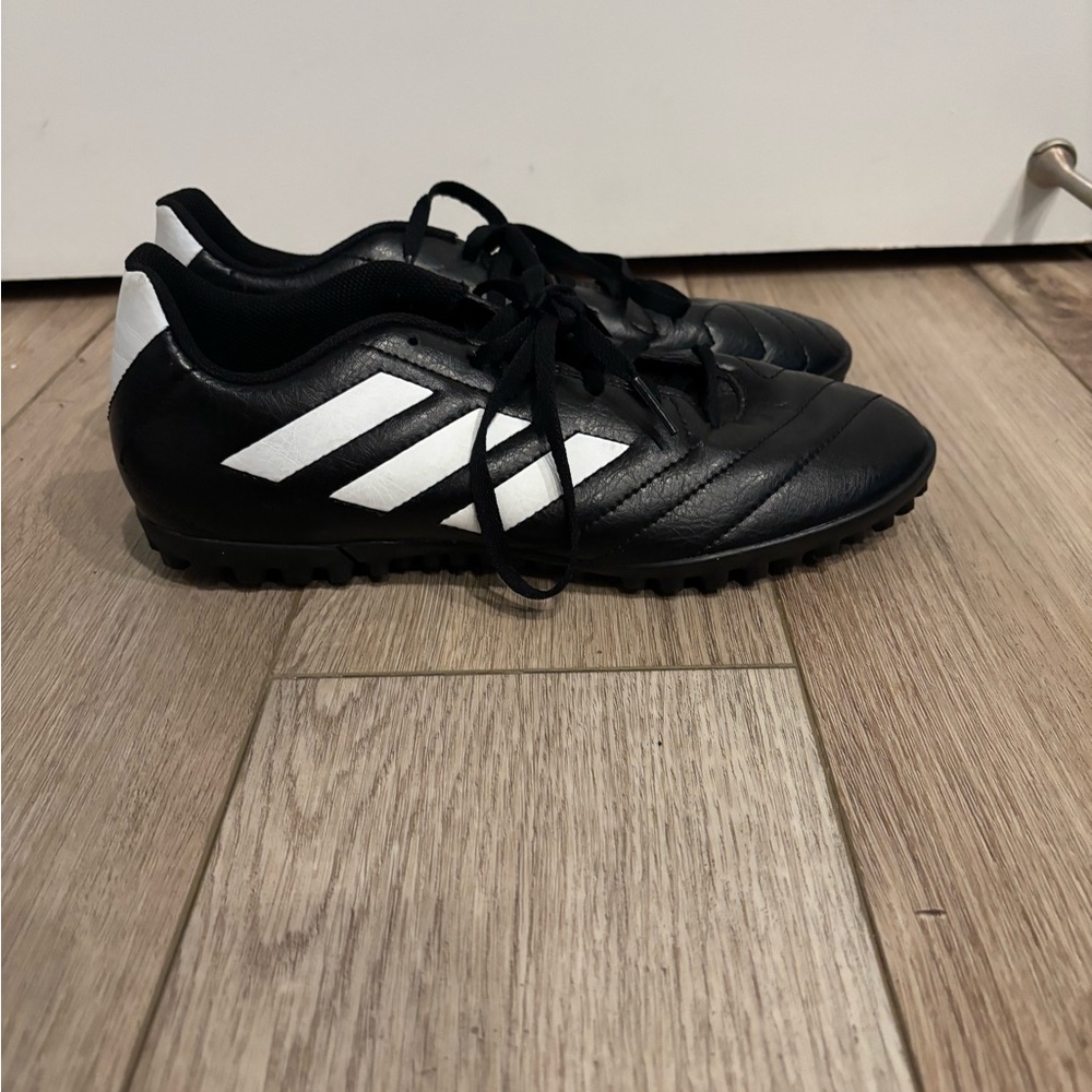 Women soccer cleat